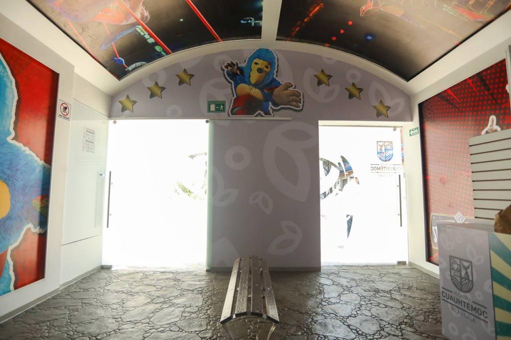 Images of the idols of the pankration decorate the space